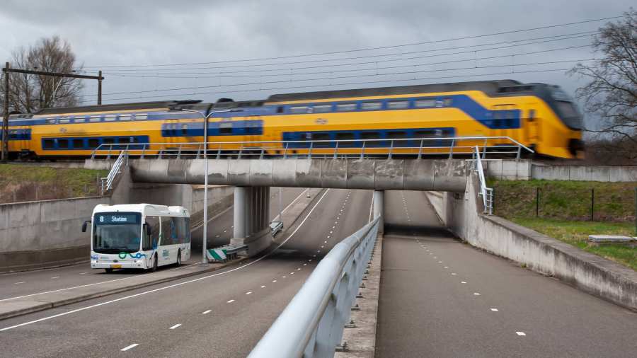 Civiele Techniek trein onderdoorgang viaduct underpass met bus