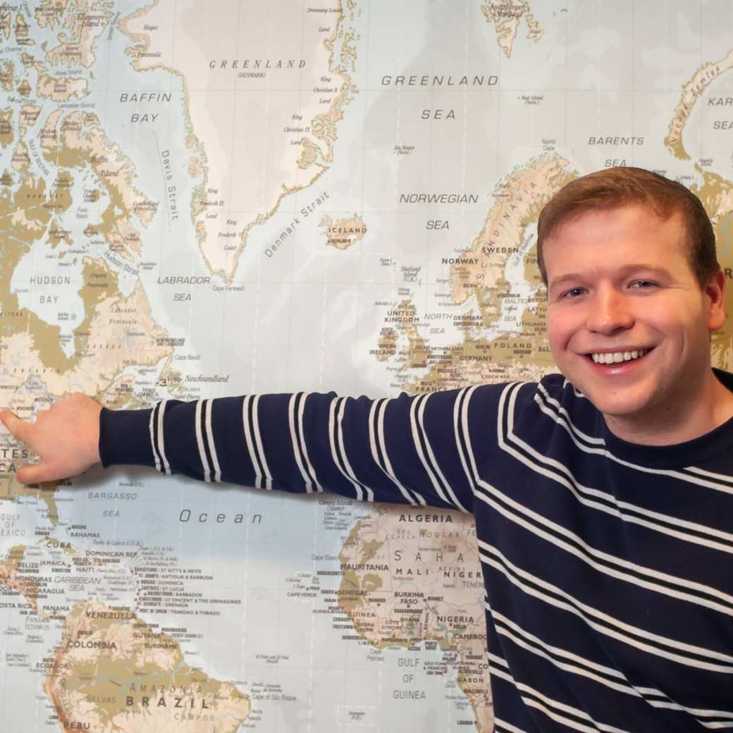 Student Gilles wijst Amerika op wereldkaart aan