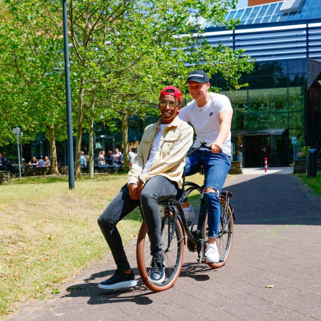 studenten op fiets campus Nijmegen
