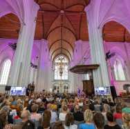 Rob Verhofstad opent het nieuwe studiejaar in de Stevenskerk in Nijmegen.