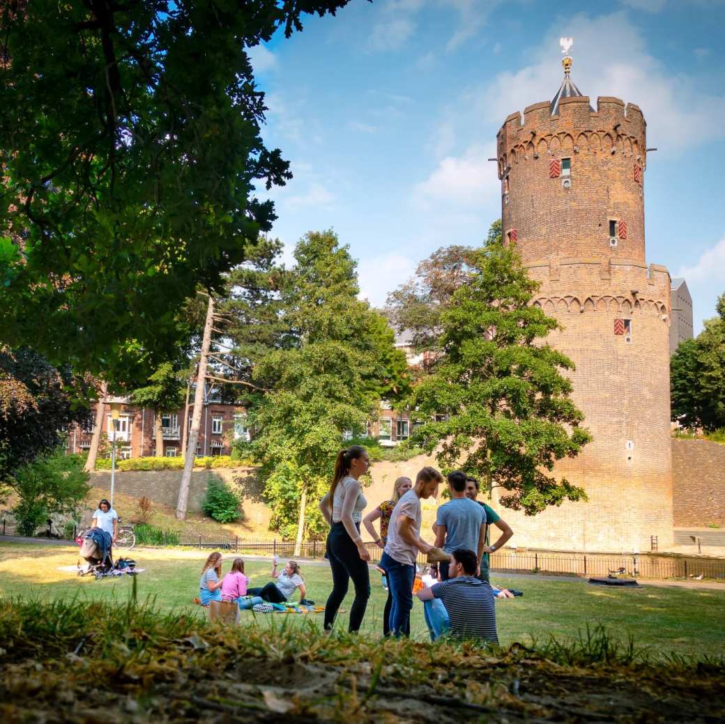 studenten in Kronenburgpark in Nijmegen 