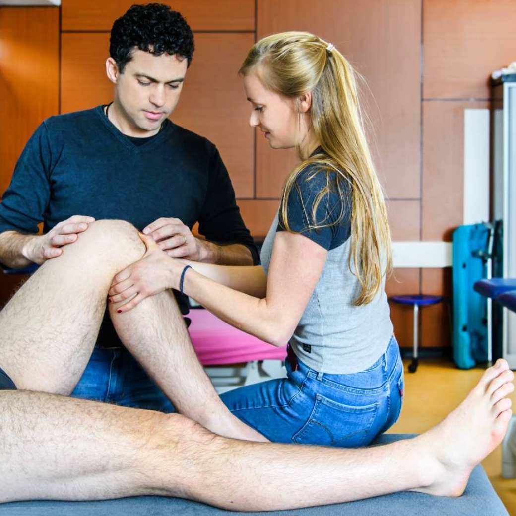 student krijgt massage advies docent