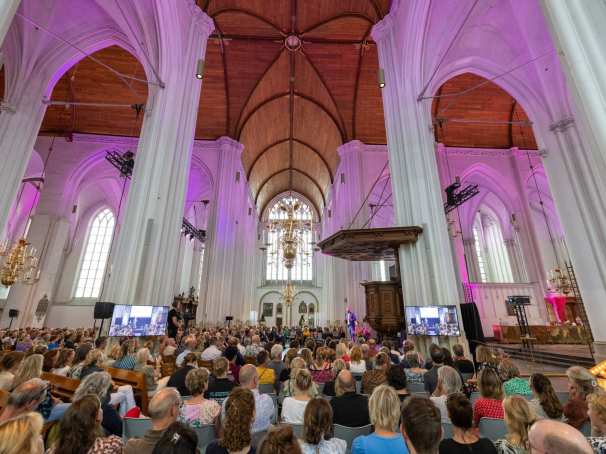 Rob Verhofstad opent het nieuwe studiejaar in de Stevenskerk in Nijmegen.