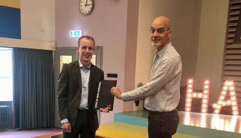 Mechanical Engineering student Tiemen van Rijswijk receives the first certificate of the HAN Robotics Theme Route from lecturer Sjoerd Timmermans