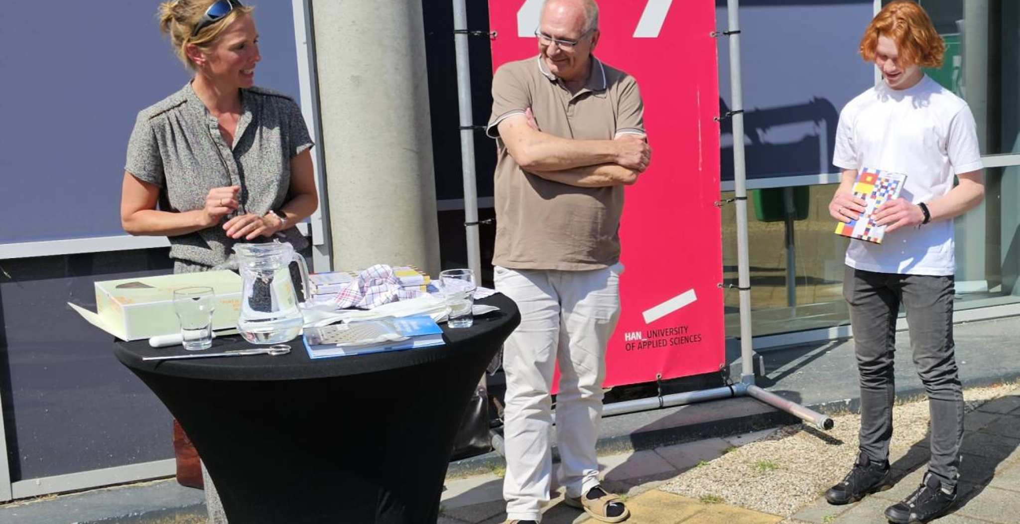 Internationale studenten Werktuigbouwkunde en Automotive zullen vanaf dit studiejaar een nieuw Engelstalig wiskundeboek in handen krijgen. Dit nieuwe boek is op 27 augustus feestelijk gepresenteerd.