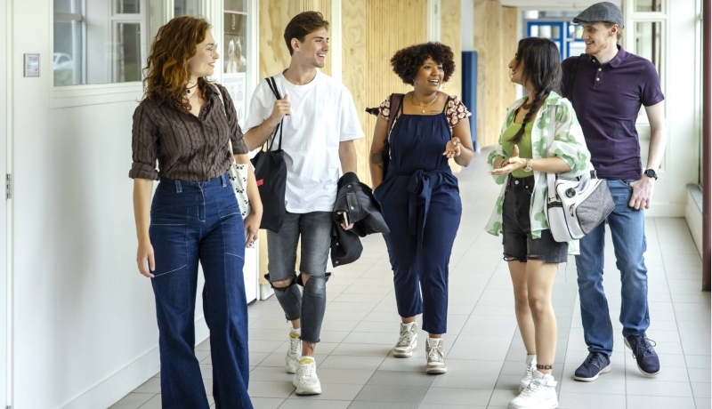 Student Support Center, studenten, Arnhem. Groep studenten lopen in de gang van R26. Fotoshoot 2023.