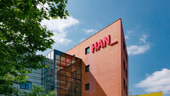 Arnhem, Ruitenberglaan 31, zijaanzicht, logo, signing, branding, han letters, parkeerplaats