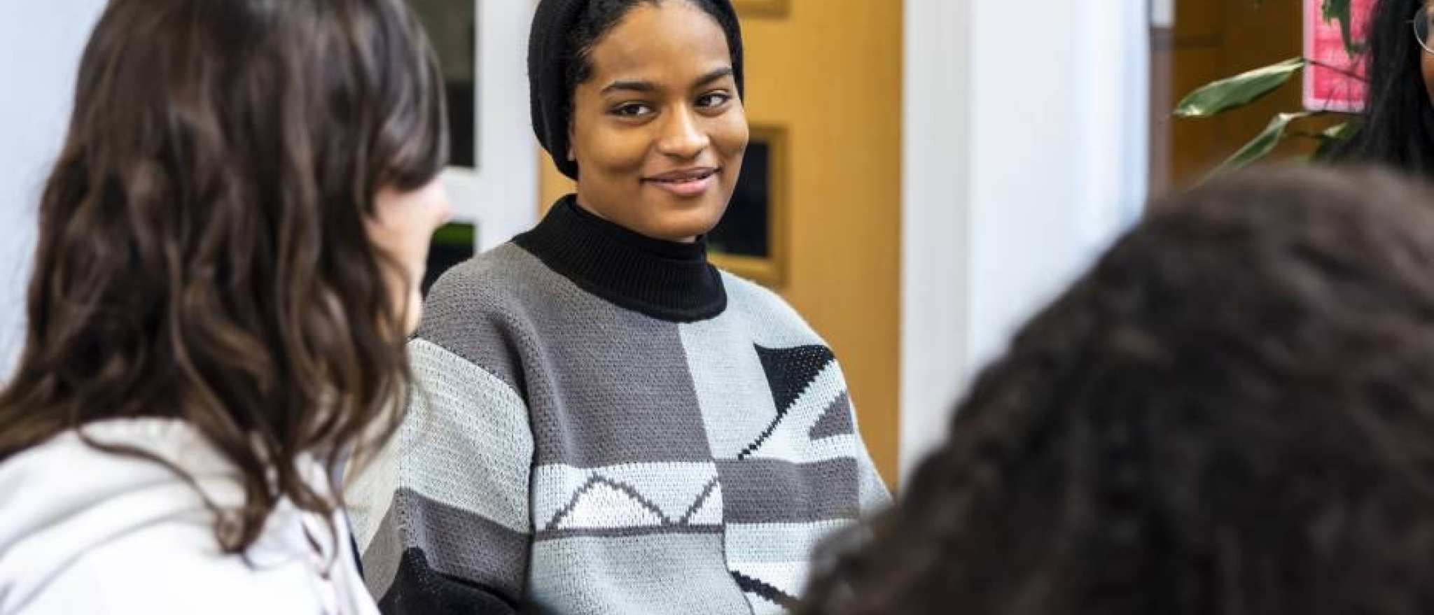 International Social Work, student groep gesprek lachen