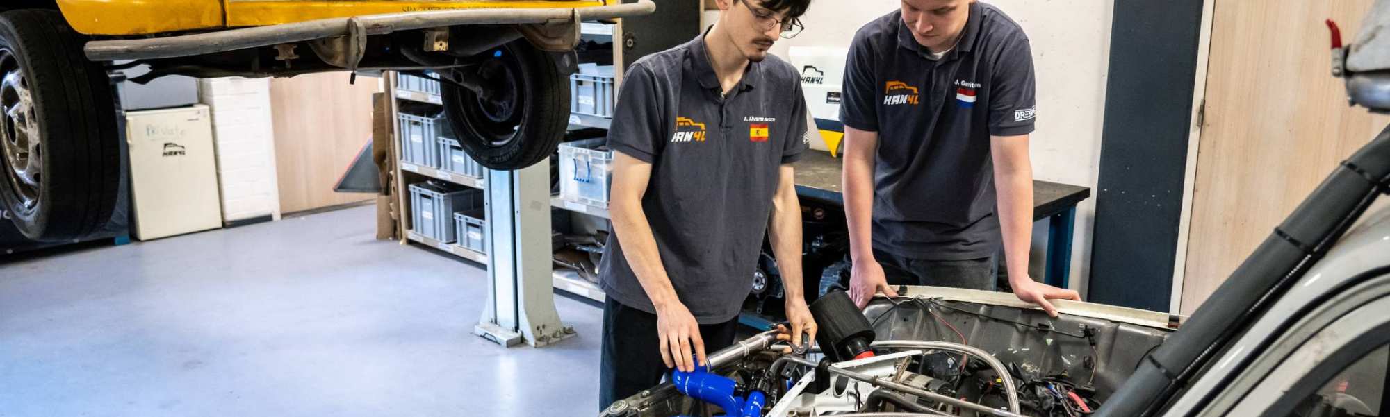 Twee studenten Automotive werken aan de HAN4L-auto.