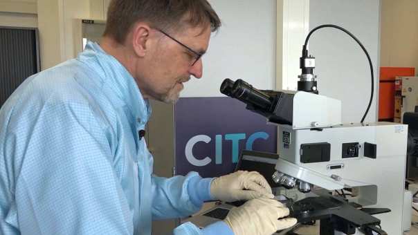 microscoop chip Novio Tech Campus wetenschapper