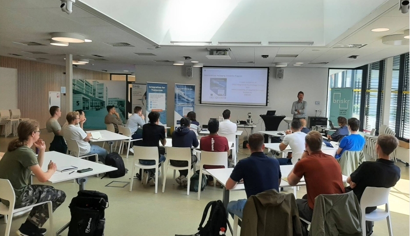 Semiconductor Packaging is een minor voor studenten automotive, elektro, werktuigbouw, chemie en mechatronica. Hiervan is op 28 augustus 2023 een vierde jaargang gestart.
