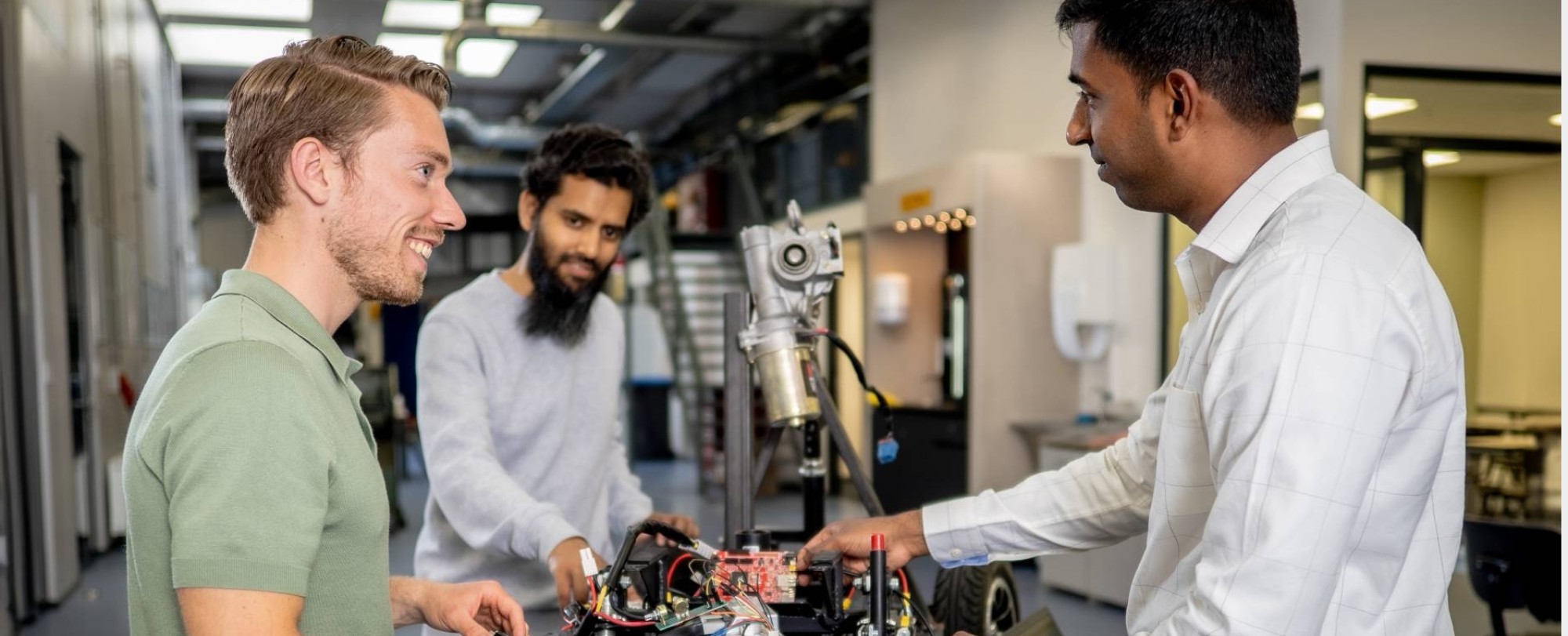 Een docent en twee studenten van de Master Engineering Systems Cyber Physical Systems werken aan het MORE-project, de scootmobiel.