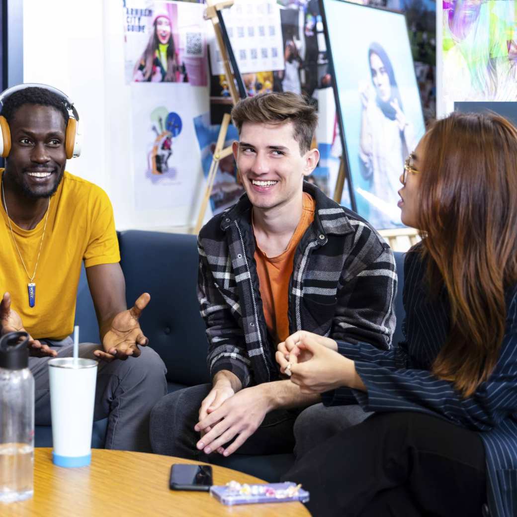 Studenten in de Base Camp in gesprek met elkaar