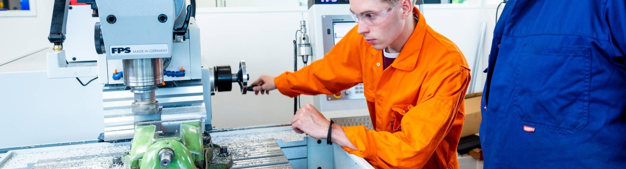 Mechanical Engineering student - Werktuigbouwkunde - with a practical teacher working in the lab