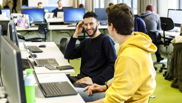 twee studenten in studiecentrum met laptop 