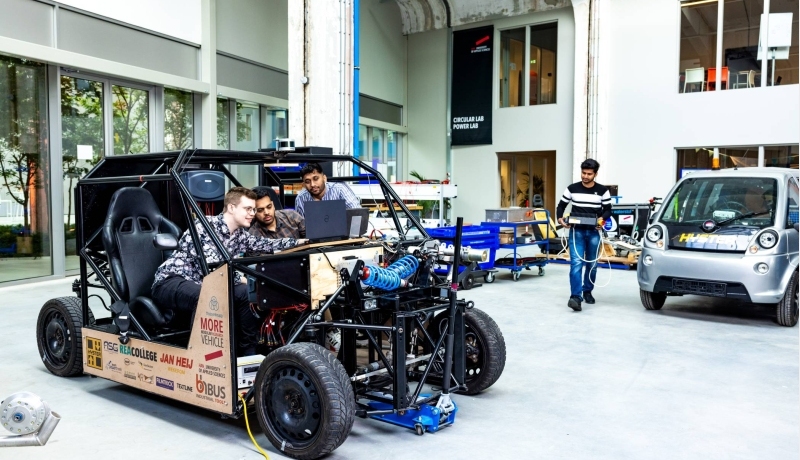 Studenten van de Master Engineering Systems Automotive Systems op IPKW bij de MORE Vehicle.