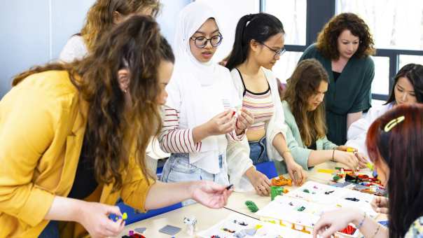 studenten van de opleiding Communication in de les