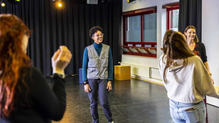 Vrouwelijke studenten HAN International-Social-Work volgens een creatief vak drama op de HAN, Kapittelweg 33