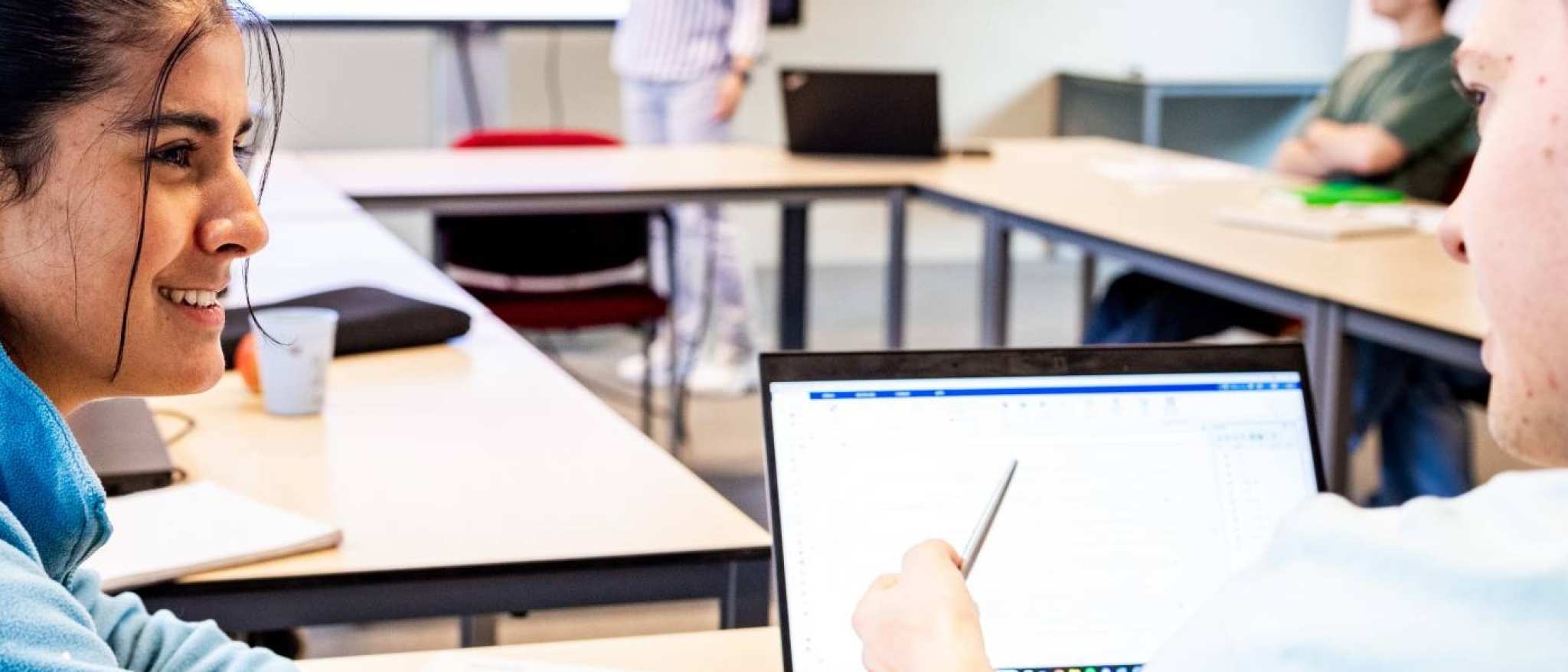 De studenten van de Master Engineering Systems Automotive Systems overleggen in de klas op IPKW.