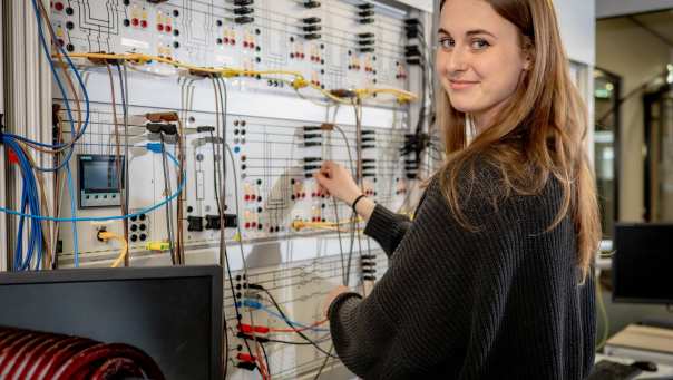 Master Sustainable Energy Engineering Systems studente Lisa bij de Lucas Nulle-panellen.