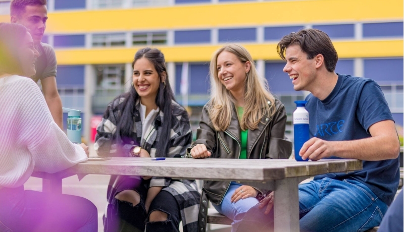 vrolijke studenten op campus HAN