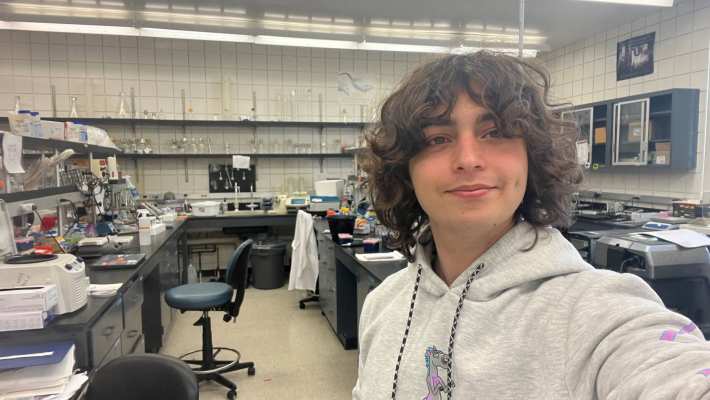 Chemistrystudent Bernardo Passos Ramos loopt stage in Californië