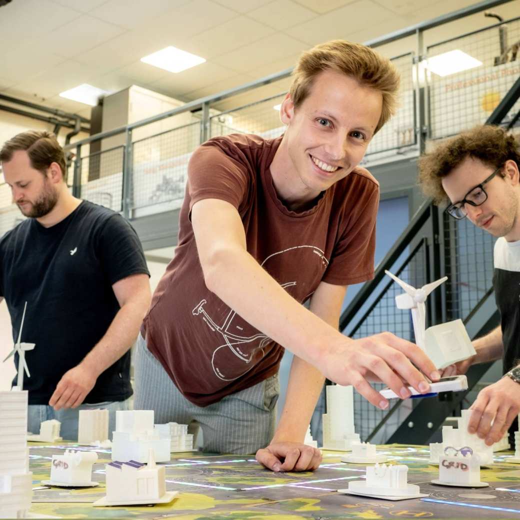 De studenten van de masteropleiding Engineering Systems: Sustainable Energy bij de Smart Grid-demotafel.