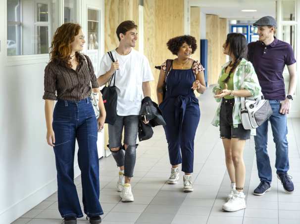 Student Support Center, studenten, Arnhem. Groep studenten lopen in de gang van R26. Fotoshoot 2023.