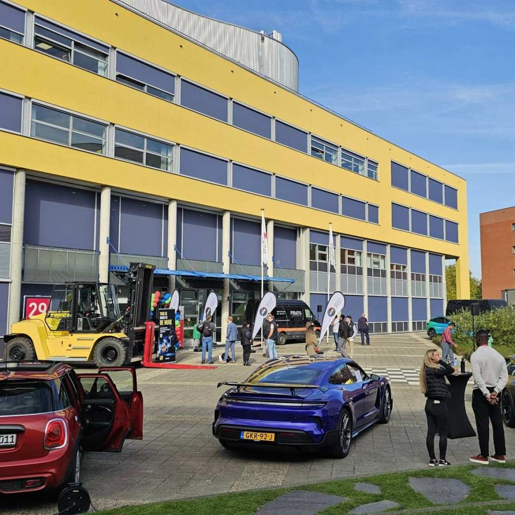 Sfeerbeeld van de Engineering en Automotive Carrièredag in samenwerking met ACE Mobility met innovatieve voertuigen op de HAN Campus voor de ingang van onderwijsgebouw aan Ruitenberglaan 29 in Arnhem.