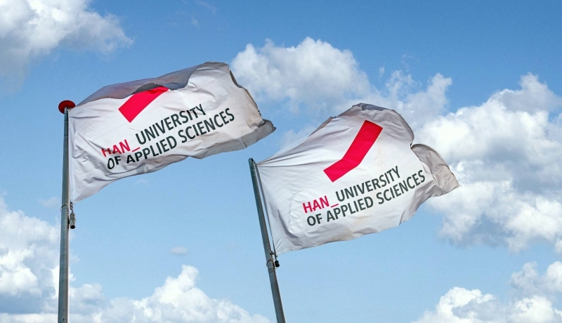 witte vlaggen, Nijmegen, branding, signing, vlaggenmast, duo, wokenlucht