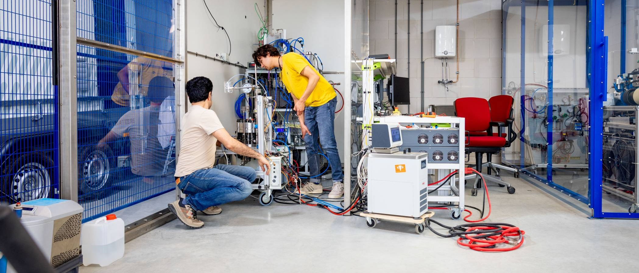 Studenten aan het werk op het Hydrogen lab bij HAN Connectr op het IPKW, samenwerken, waterstof