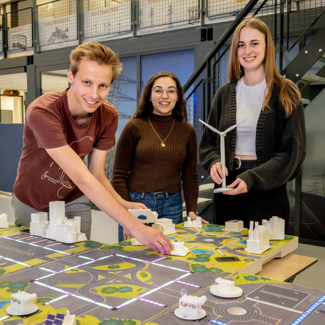 Master Engineering Systems Sustainable Energy studenten werken aan de Smart Grid-tafel.