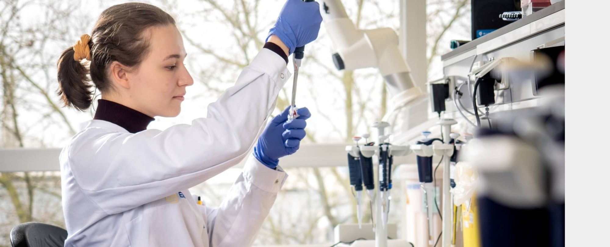 Master molecular life sciences. Elena Krivosheeva in het laboratorum met pipet.