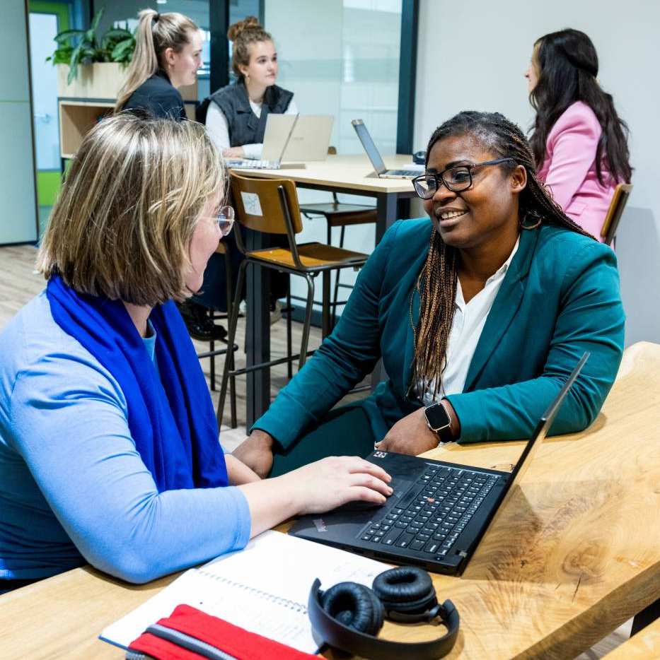 Docent en student van Human Resource Management (HRM) in gesprek in de studio