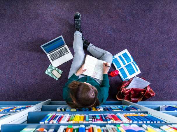 Studenten studeren in studiecentrum en maakt notitie, van bovenaf