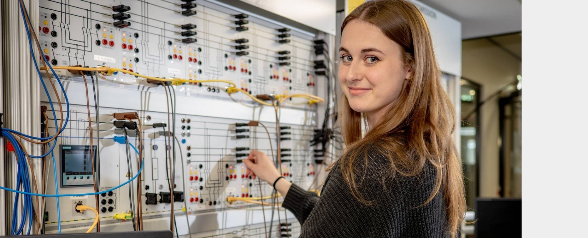 Master Sustainable Energy Engineering Systems studente Lisa bij de Lucas Nulle-panellen.