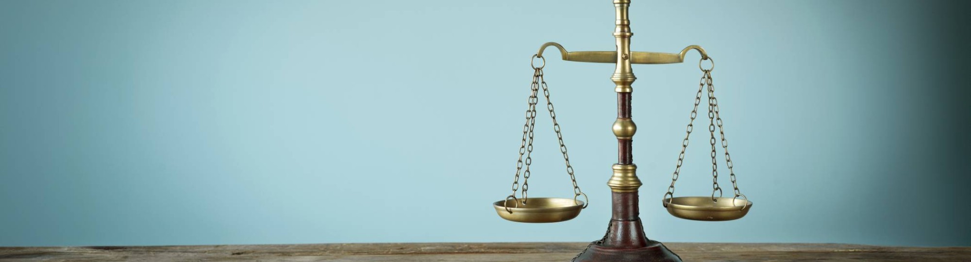 Foto van een ouderwetse goude weegschaal op een blauwe achtergrond