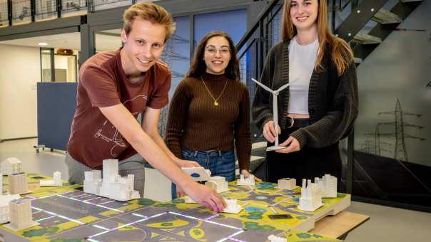 Master Engineering Systems Sustainable Energy studenten werken aan de Smart Grid-tafel.