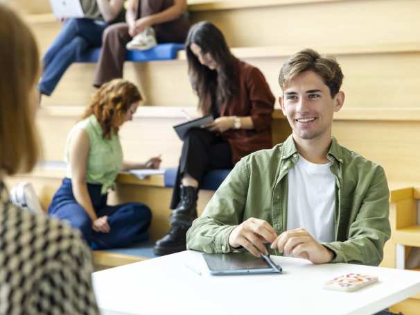 Student Support Center, studenten, Arnhem. Student in gesprek met studentbegeleider. Trappen R26. Fotoshoot 2023.