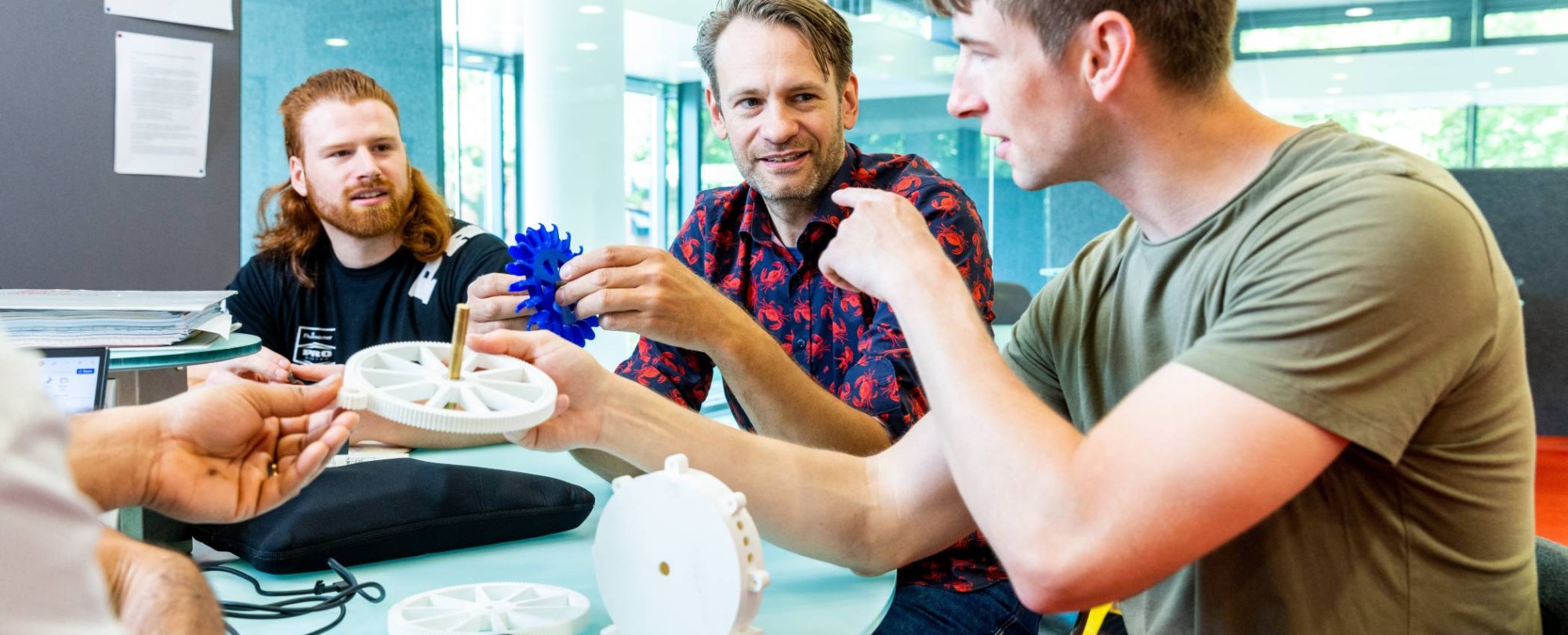 two students working with a lecturer on a project Mechanical Engineering - Werktuigbouwkunde