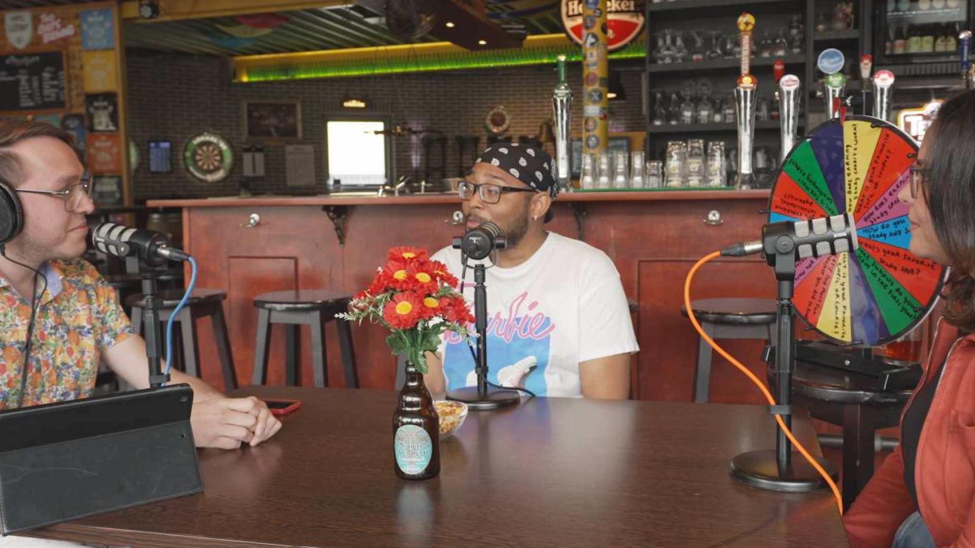 Studenten ISW in een podcast met host Marcell