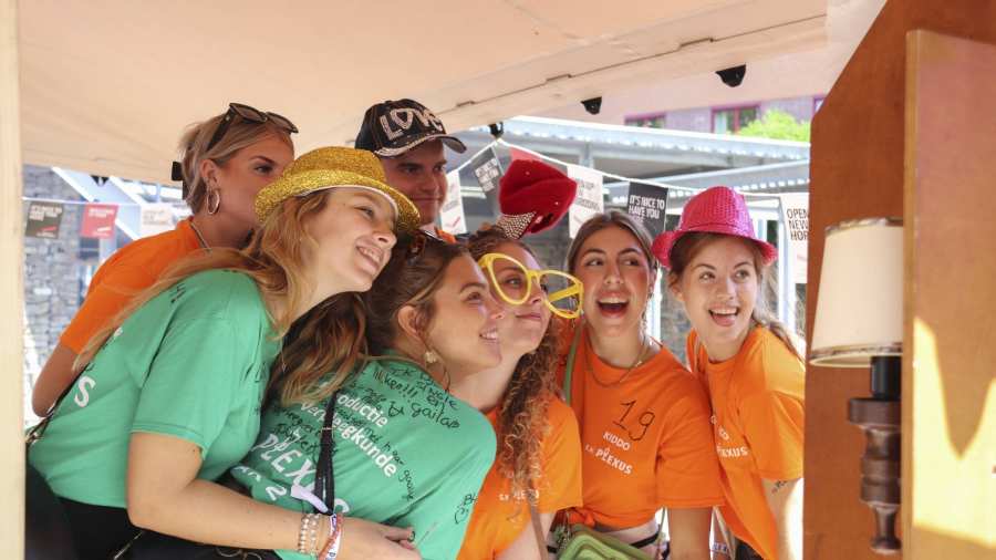 Studenten gaan op de foto voor de kamerakast in de Open Up Area 2023