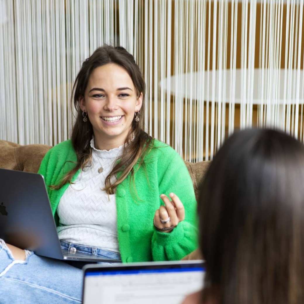 Studenten Logopedie studeren samen in de kantine van de HAN