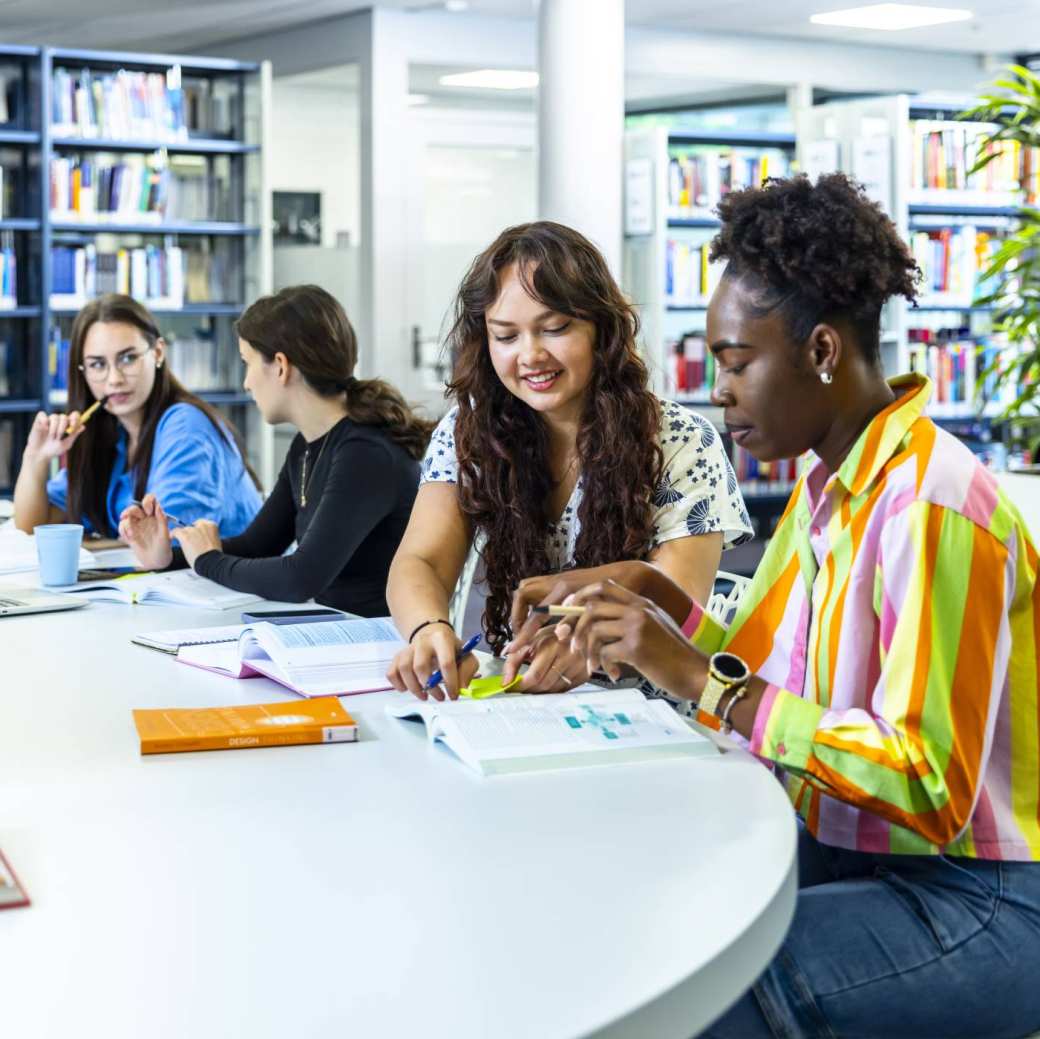 Fotoshoot Master Circular Economy foto 16 - MCE 2024 - studying together in the library