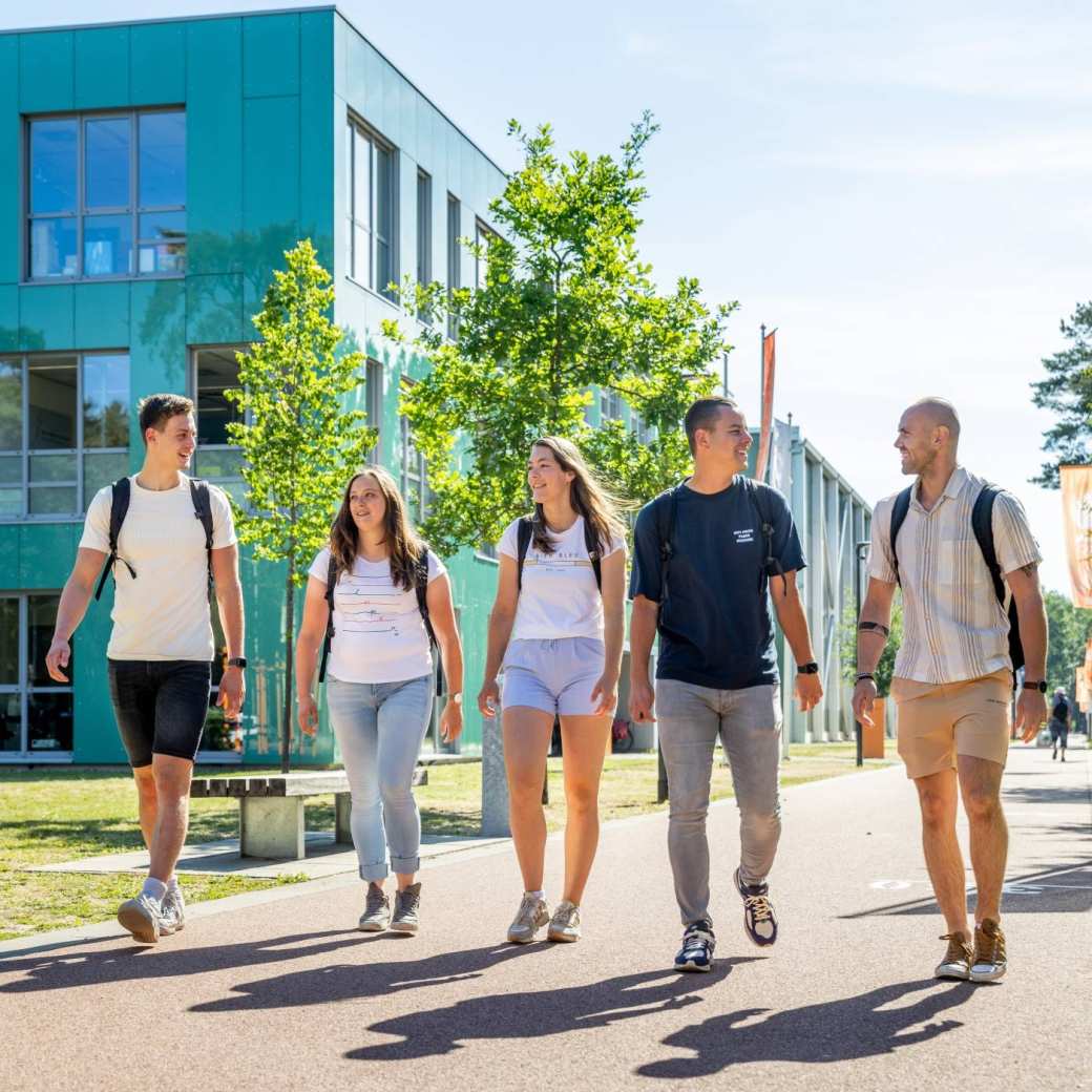 master sport- en beweeginnovatie voltijd studenten lopen buiten voor gebouw papendal justin antonio tristan mano en saskia 2022