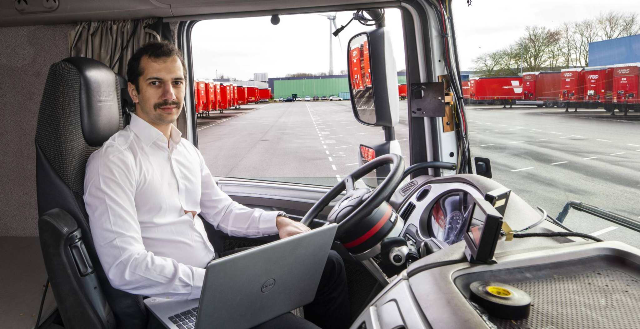 Ambitieuze Master Engineering Systems student bouwt aan de toekomst in Intelligent Mobility. Automotive student Radu Firtat in de truck van V-tron.