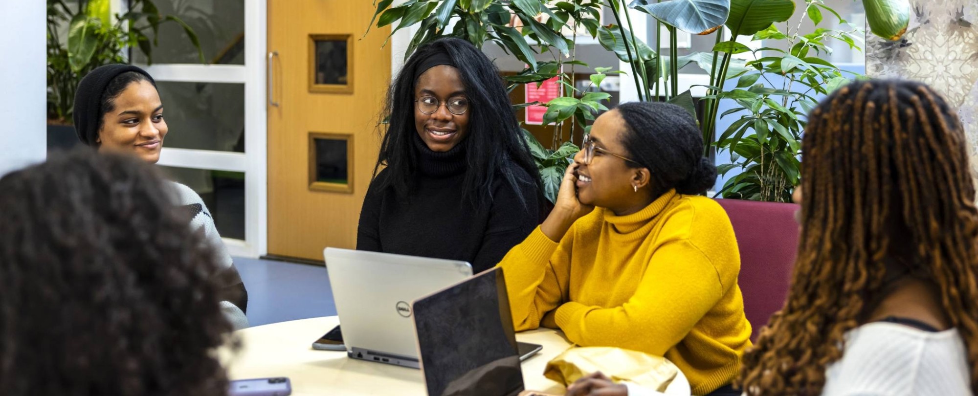 International Social Work. Groepje studenten aan tafel in gesprek op locatie Kapittelweg 33 in Nijmegen