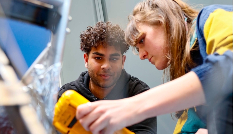 studenten werken aan powertrain