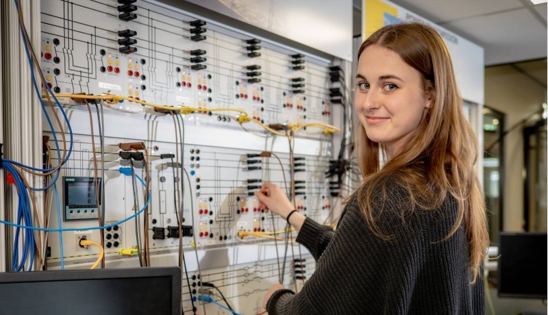 Master Sustainable Energy Engineering Systems studente Lisa bij de Lucas Nulle-panellen.