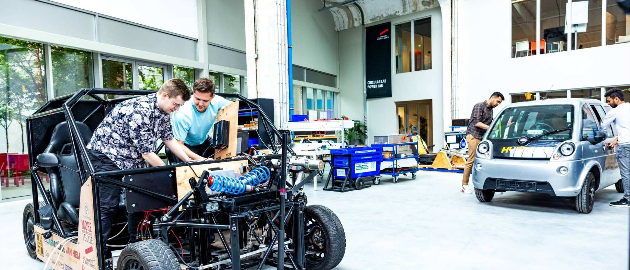 Studenten van de master Engineering Systems Automotive Systems bij de MORE Vehicle op IPKW.